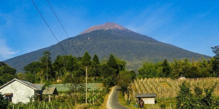 Kisah dan Mitos Letusan Gunung Slamet yang Bisa Membelah Pulau Jawa 1 Kisah dan Mitos Letusan Gunung Slamet yang Bisa Membelah Pulau Jawa