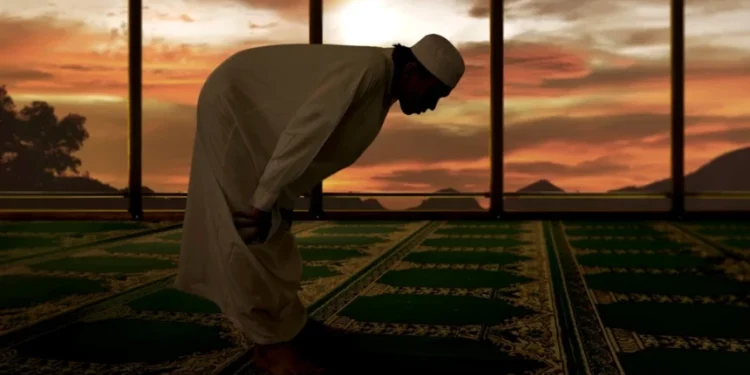 Tata Cara Sholat Taubat Nasuha Lengkap: Niat dan Doa