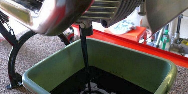 Setiap Berapa Km Kita Harus Ganti Oli Motor? 1 Setiap Berapa Km Kita Harus Ganti Oli Motor?