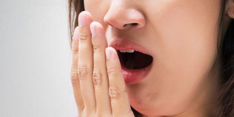 4 Cara Menghilangkan Bau Mulut Secara Alami yang Patut Anda Coba! 1 Cara Menghilangkan Bau Mulut