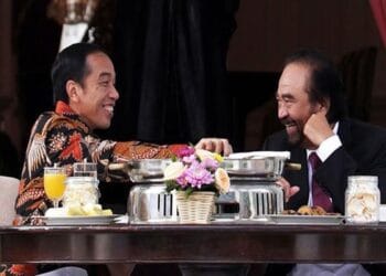 Jokowi dan Surya Paloh Terlihat Akrab Mengobrol di Acara Akad Nikah