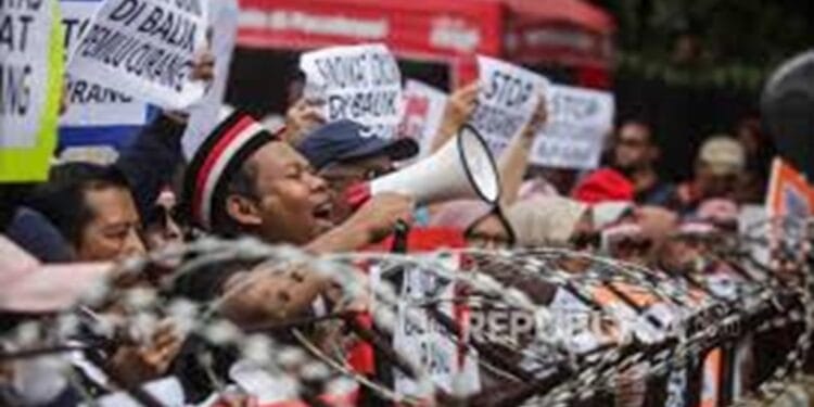 Massa 02 dan 01 Ricuh saat Aksi Demo, Mardani: Meminta Masyarakat agar Mempercayai MK 1 Massa 02 dan 01 saat Aksi, Meminta Msyarakat agar Mempercayai MK