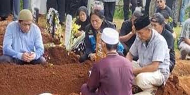 Aktror Senior Dorman Borisman Dimakamkan Bersama dengan Kaki Amputasinya