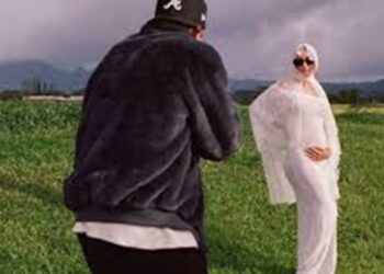 Hailey Baldwin Memamerkan Baby Bump Anak Pertamanya dengan Justin Bieber