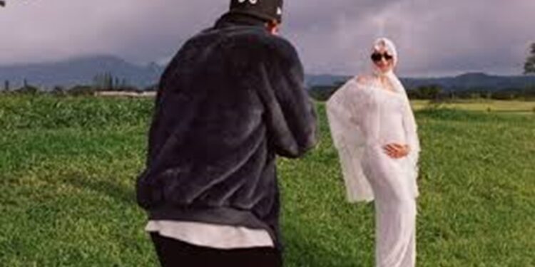 Hailey Baldwin Memamerkan Baby Bump Anak Pertamanya dengan Justin Bieber 1 Hailey Baldwin Memamerkan Baby Bump Anak Pertamanya dengan Justin Bieber