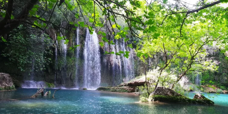 8 Wisata Air Terjun di Lombok yang Jarang Diketahui 1 8 Wisata Air Terjun di Lombok yang Jarang Diketahui