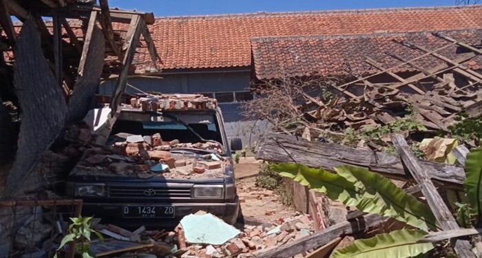 Gempa Bandung: 82 Cedera, 800 Bangunan Rusak 14 Jadwal Kereta Whoosh Dibatalkan
