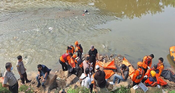 Terungkap! Ini Alasan 7 Mayat di Kali Bekasi Tiba-tiba Muncul Bikin Geger Warga 1 Terungkap! Ini Alasan 7 Mayat di Kali Bekasi Tiba-tiba Muncul Bikin Geger Warga