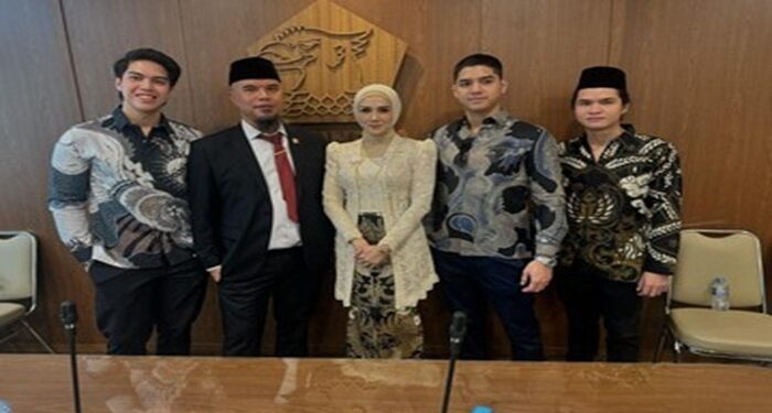 Ahmad Dhani Jadi Anggota DPR RI, El Rumi: Pantas Akhlaknya Sering Disinggung 1 Ahmad Dhani Jadi Anggota DPR RI, El Rumi: Pantas Akhlaknya Sering Disinggung