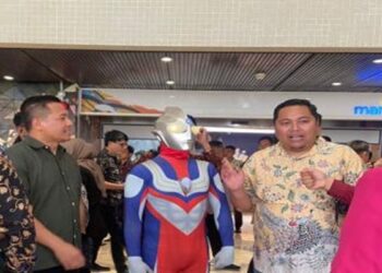 Anggota DPR Jamaludin Malik Pakai Kostum "Ultramen" saat Hadiri Pelantikan Anggota DPR RI