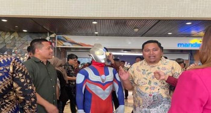 Anggota DPR Jamaludin Malik Pakai Kostum "Ultramen" saat Hadiri Pelantikan Anggota DPR RI