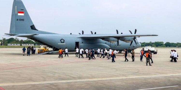 Dapat Pembekalan di Akmil Magelang, Para Menteri Kabinet Merah-Putih Naik Pesawat Hercules 1 Dapat Pembekalan di Akmil Magelang, Para Menteri Kabinet Merah-Putih Naik Pesawat Hercules