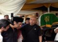Gilang Ramadhan Terus Menopang Tubuh Ikang Fawzi Saat Antarkan Jenazah Marissa Haque ke Pemakaman