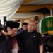 Gilang Ramadhan Terus Menopang Tubuh Ikang Fawzi Saat Antarkan Jenazah Marissa Haque ke Pemakaman 8 Gilang Ramadhan Terus Menopang Tubuh Ikang Fawzi Saat Antarkan Jenazah Marissa Haque ke Pemakaman
