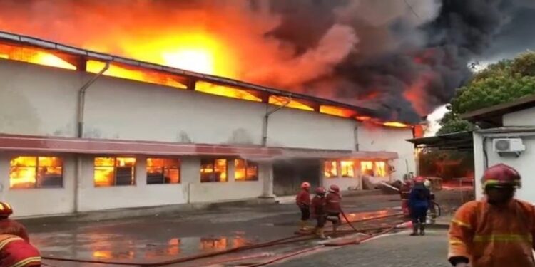 Pabrik dan Pergudangan PT Indoraya Karawaci di Kota Tangerang Terbakar Hebat! 1 Pabrik dan Pergudangan PT Indoraya Karawaci di Kota Tangerang Terbakar Hebat!