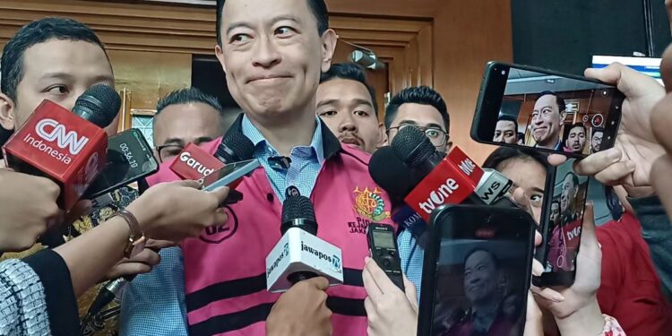 Ini Pembelaan Tom Lembong Setelah Ketahuan Bawa Macbook dan iPad ke Sel 1 Ini Pembelaan Tom Lembong Setelah Ketahuan Bawa Macbook dan iPad ke Sel